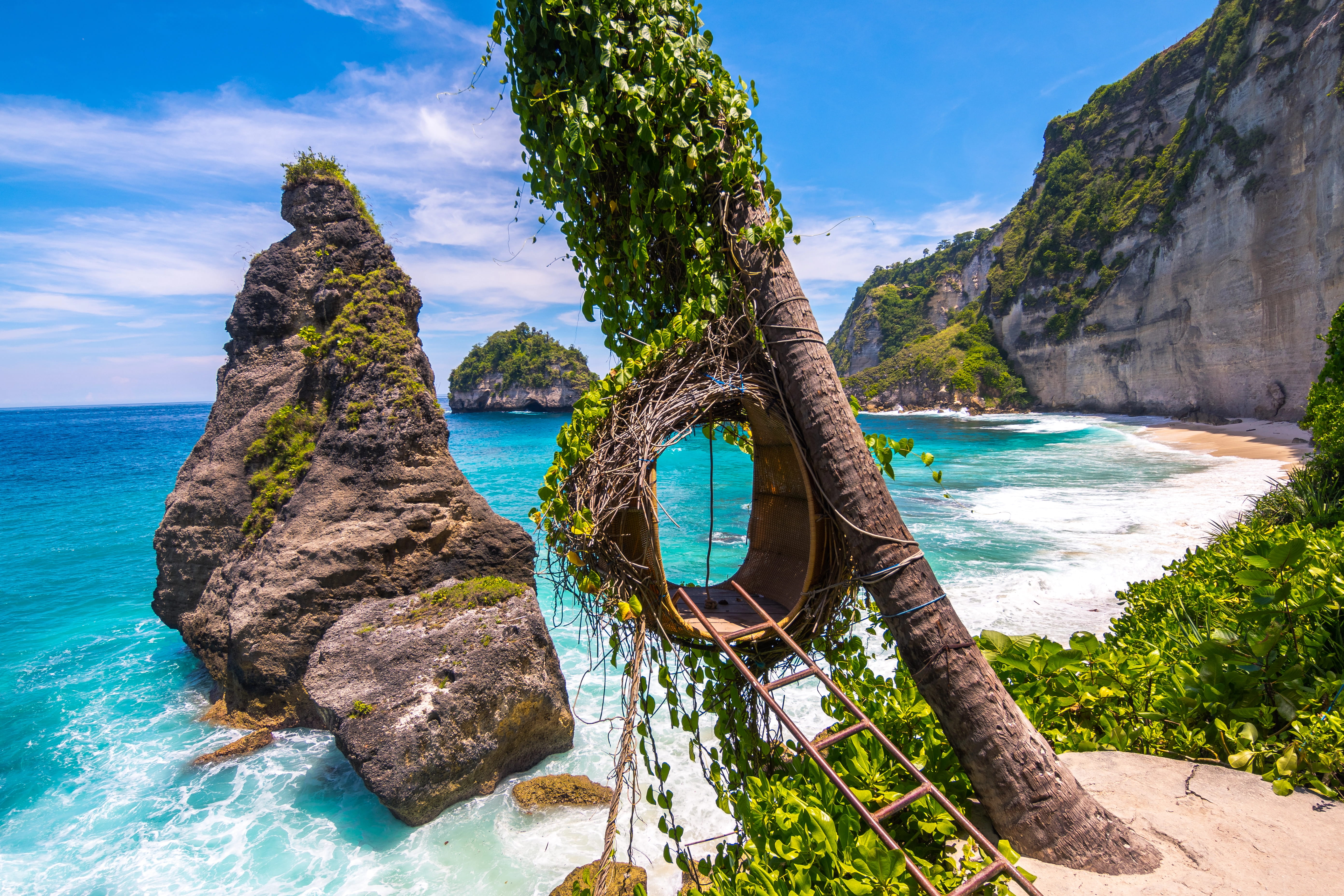 Indonezja Nusa Penida - plaża Diamond Beach, widok, zdjęcia w koszach.jpg